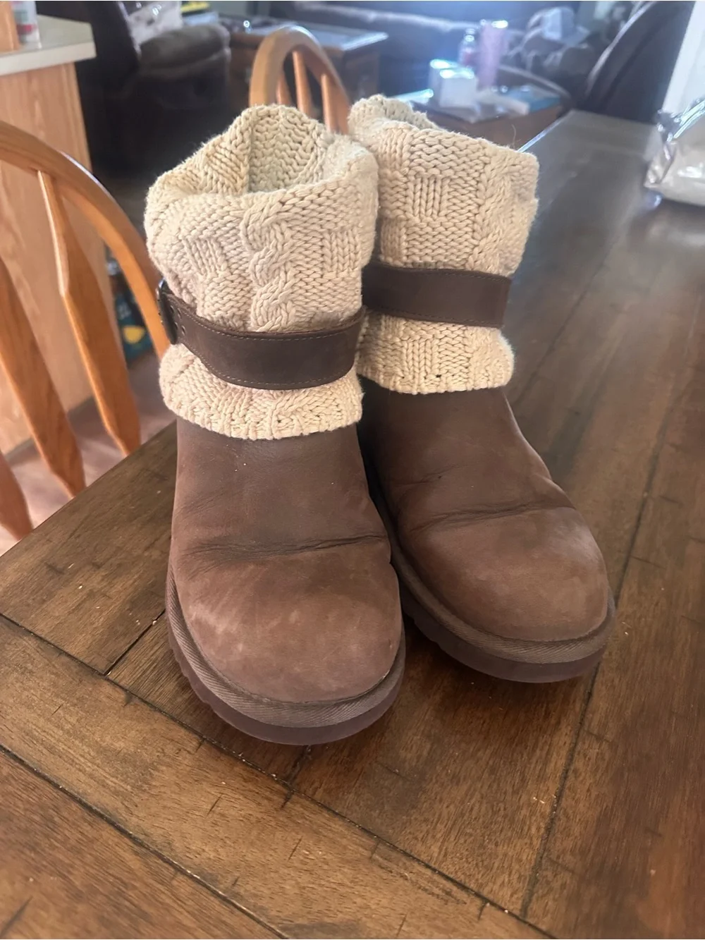 Uggs Womans 6, woven tops